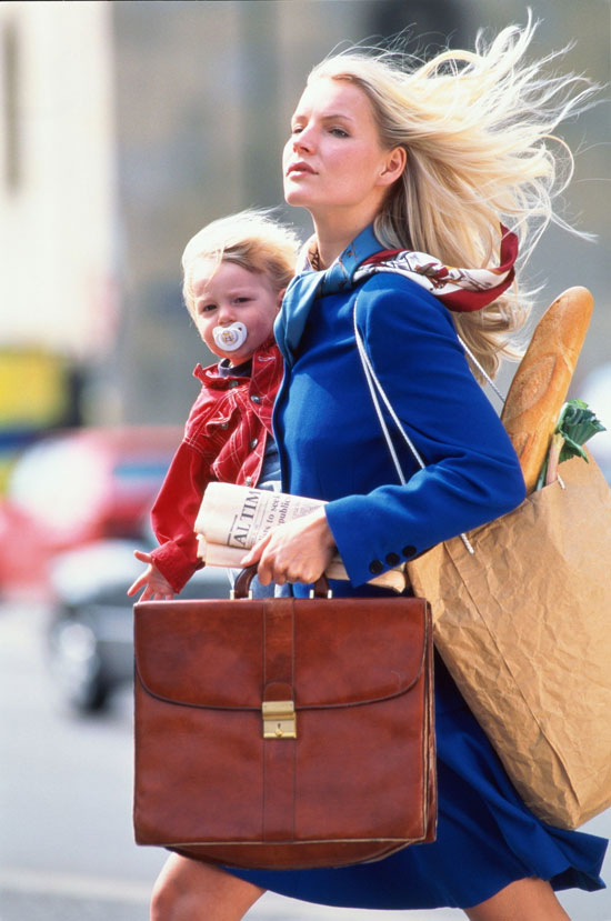 Donne e mamme divise tra lavoro e famiglia in Italia