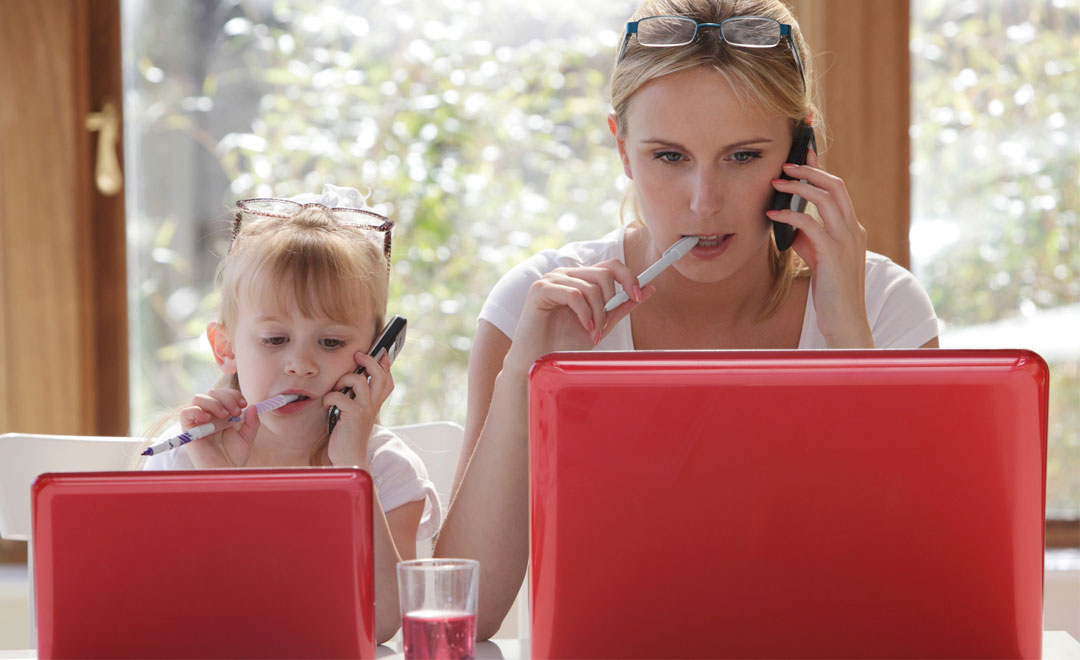 Donne e mamme divise tra lavoro e famiglia in Italia