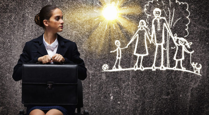 Donne e mamme divise tra lavoro e famiglia in Italia