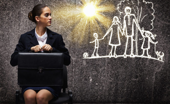 Donne e mamme divise tra lavoro e famiglia in Italia