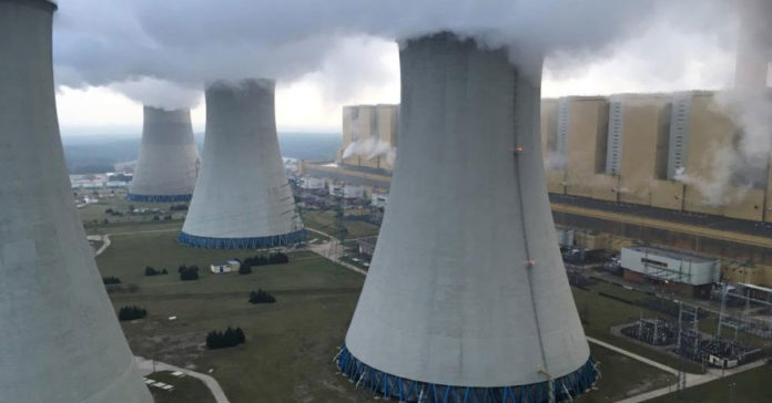 Clima, verso la Cop24. Greenpeace scala centrale a carbone