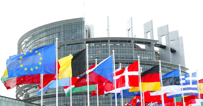 Parlamento Ue: stesse regole per prodotti difettosi online e di negozio